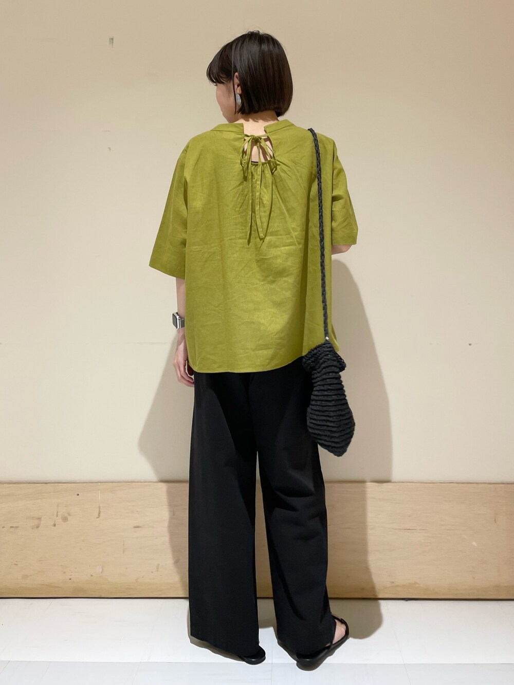 イエロー系のシャツ/ブラウス、ブラック系のその他パンツ、ブラック系のショルダーバッグを着用したレディースの夏コーディネートの8枚目の写真