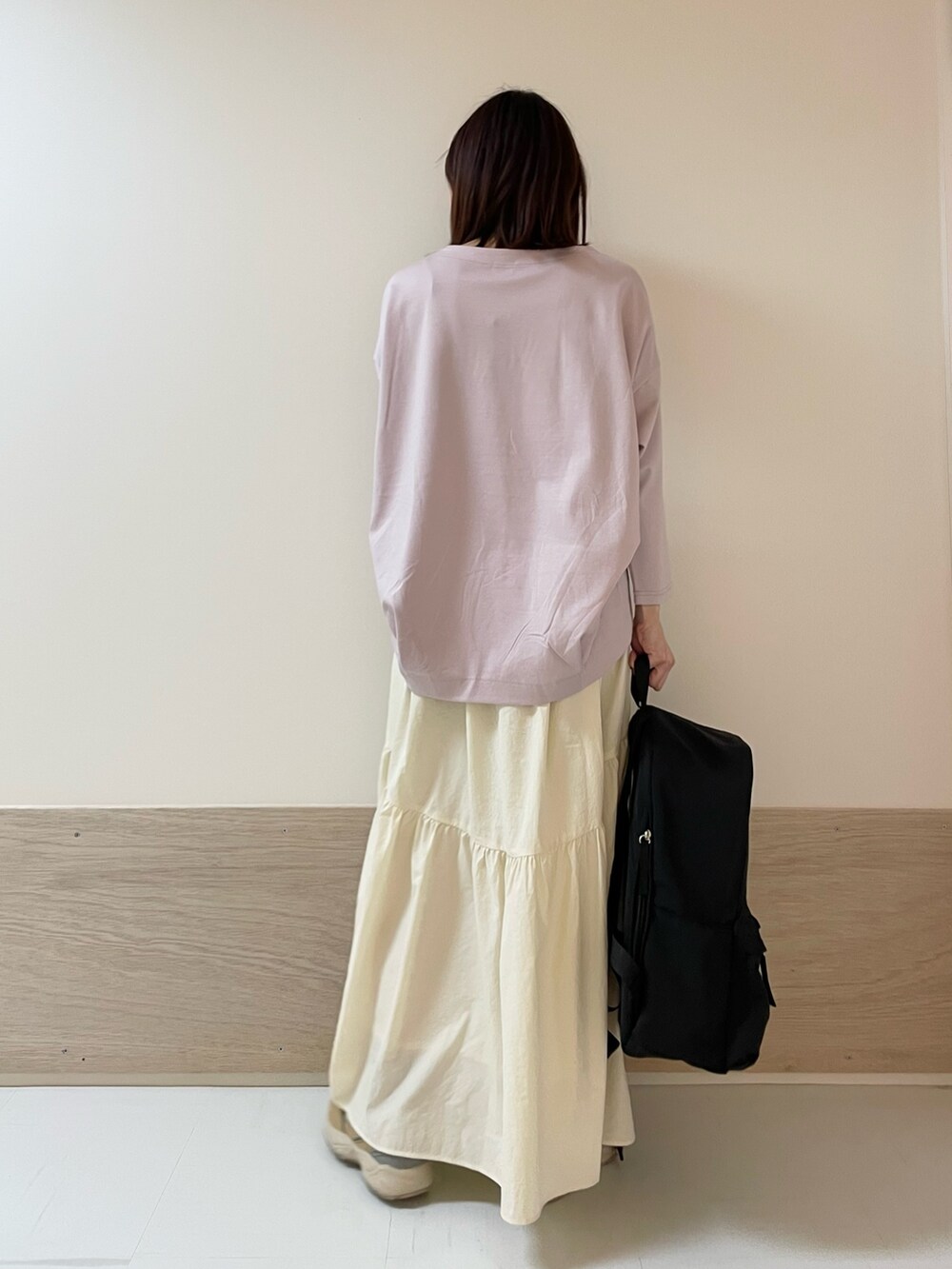 ホワイト系のスカート、ピンク系のTシャツ/カットソー、ベージュ系のスニーカーを着用したレディースの春コーディネートの6枚目の写真