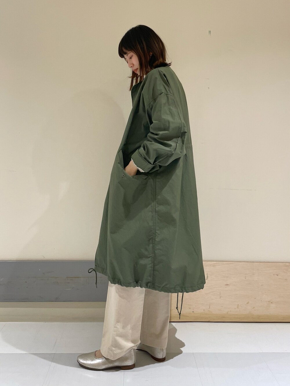 「URBAN RESEARCH DOORS、URBAN RESEARCH DOORS WOMENS、アーバンリサーチドアーズ、モッズコート、秋アウター、ニット、タートルネック、コーデュロイ、コーデュロイパンツ、低身長、152cm、152cmコーデ、休日コーデ、大人カジュアル」｜「URBAN RESEARCH DOORSのハミルトンウールタートルネックプルオーバー（ニット/セーター、グレー系）」を使った、ホンダ マユさん（レディース・152cm）の秋コーディネートの2枚目の写真