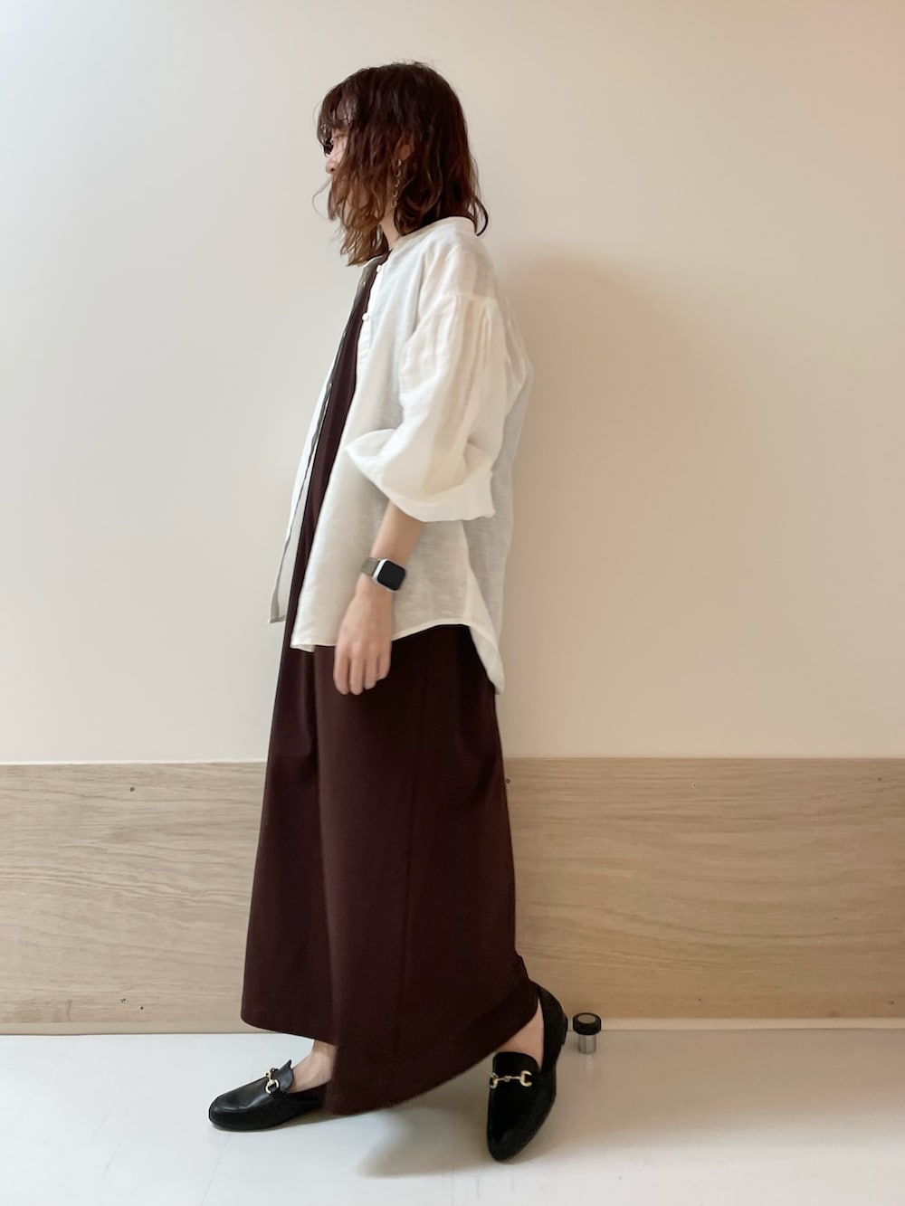 「URBAN RESEARCH DOORS、URBAN RESEARCH DOORS WOMENS、アーバンリサーチドアーズ、EKAL、タンクトップワンピース、ワンピース、ドライタッチ、リネン、リネンシャツ、大人カジュアル、お出かけコーデ、きれいめカジュアル、春夏コーデ、低身長、骨格ストレート」｜「URBAN RESEARCH DOORSのリネンタックボリュームスリーブブラウス（シャツ/ブラウス、ホワイト系）」を使った、ホンダ マユさん（レディース・152cm）の春コーディネートの4枚目の写真
