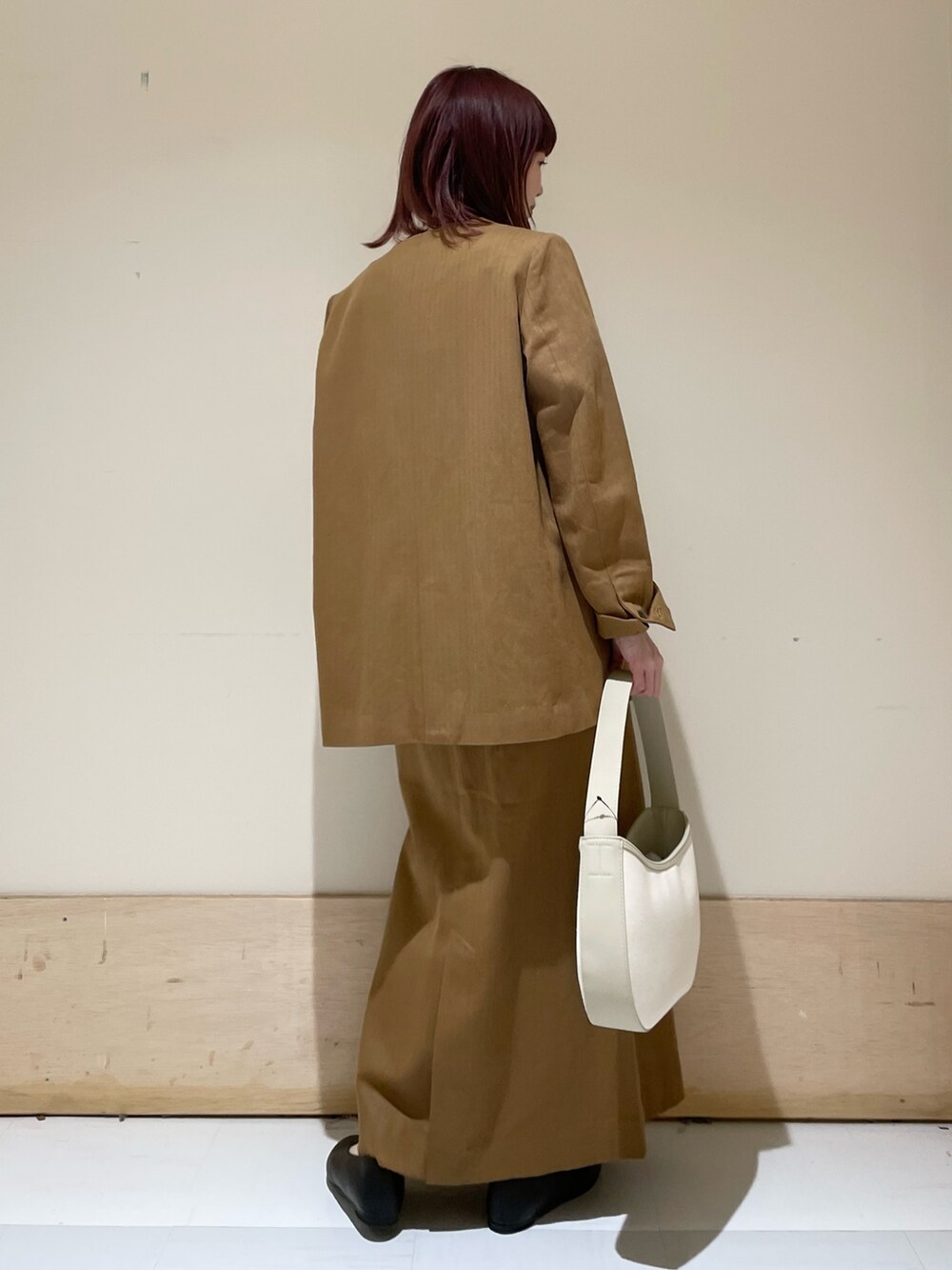 「URBAN RESEARCH DOORS、URBAN RESEARCH DOORS WOMENS、アーバンリサーチドアーズ、セットアップ、ボーダー、ジャケット、グルカスカート、春コーデ、いまどきジャケット写真、シンプルコーデ、ショップスタッフの好印象コーデ、ショップスタッフの推しセットアップ、低身長、低身長コーデ、大人カジュアル」|「URBAN RESEARCH DOORSのコットンリネンノーカラージャケット(ノーカラージャケット、ベージュ系)」を使った、ホンダ マユさん(レディース・152cm)の春コーディネートの6枚目の写真