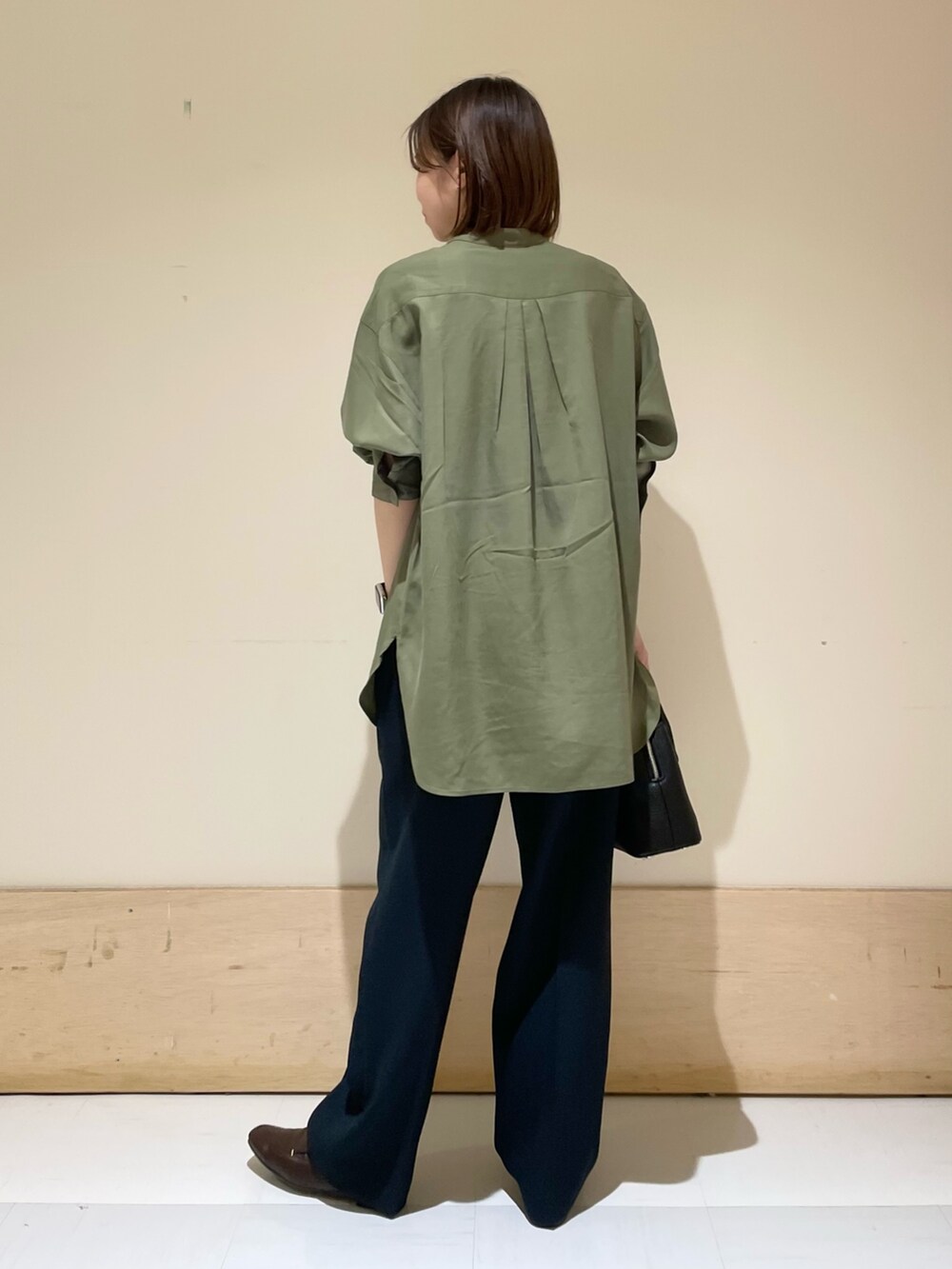 グリーン系のシャツ/ブラウス、ブルー系のその他パンツ、ブラック系のショルダーバッグを着用したレディースの秋コーディネートの5枚目の写真