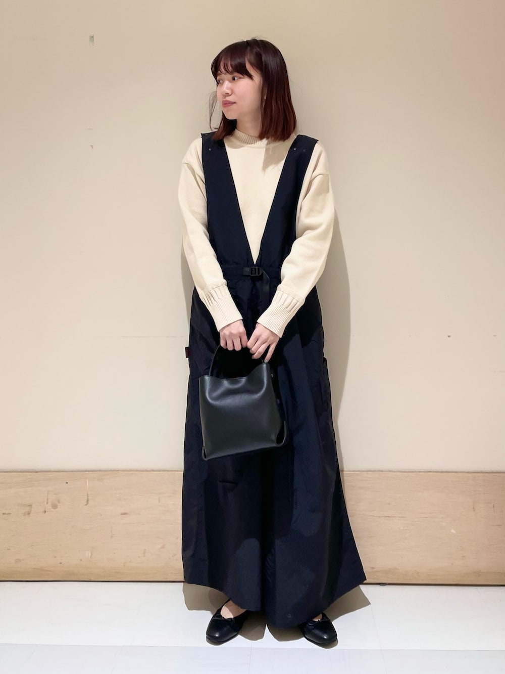 「URBAN RESEARCH DOORS、URBAN RESEARCH DOORS WOMENS、アーバンリサーチドアーズ、EKAL、サロペット、グラミチ、カジュアルコーデ、大人カジュアル、楽チンコーデ、低身長、骨格ストレート、シンプルコーデ、お出かけコーデ、休日スタイル、スポーツミックス」｜「Gramicciの『別注』GRAMICCI　アクティブナイロンサロペット（サロペット/オーバーオール、ブラック系）」を使った、ホンダ マユさん（レディース・152cm）の冬コーディネートの3枚目の写真