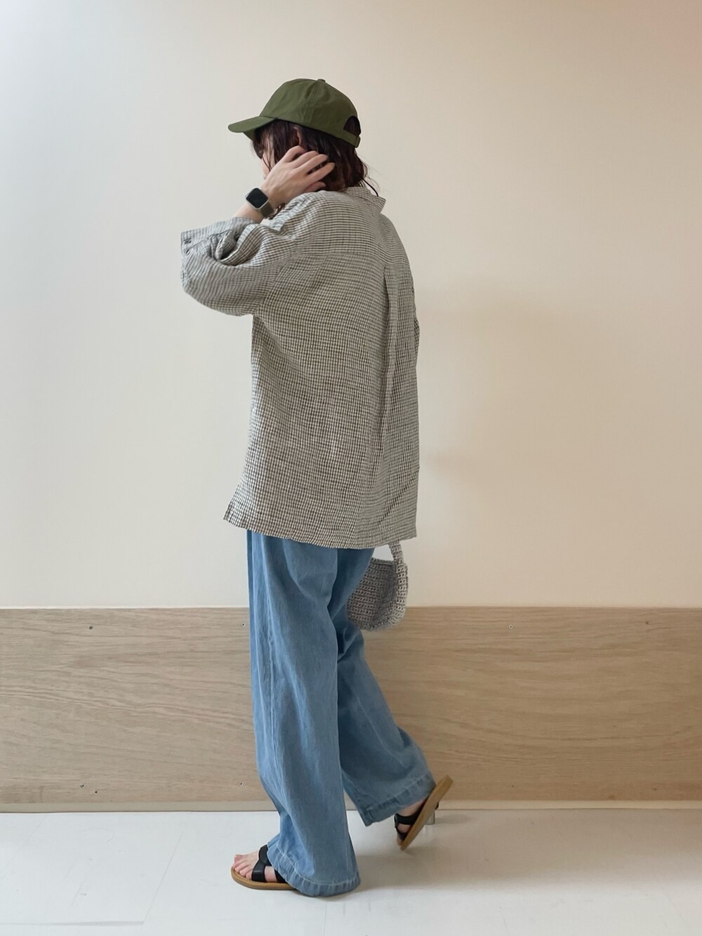 「URBAN RESEARCH DOORS、URBAN RESEARCH DOORS WOMENS、アーバンリサーチドアーズ、FORK&SPOON、チェックシャツ、リネン、リネンシャツ、デニム、春夏コーデ、お出かけコーデ、休日スタイル、カジュアルコーデ、キャップ、低身長コーデ、骨格ストレート」｜「URBAN RESEARCH DOORSのカッティングサンダル（サンダル、ブラック系）」を使った、ホンダ マユさん（レディース・152cm）の春コーディネートの8枚目の写真