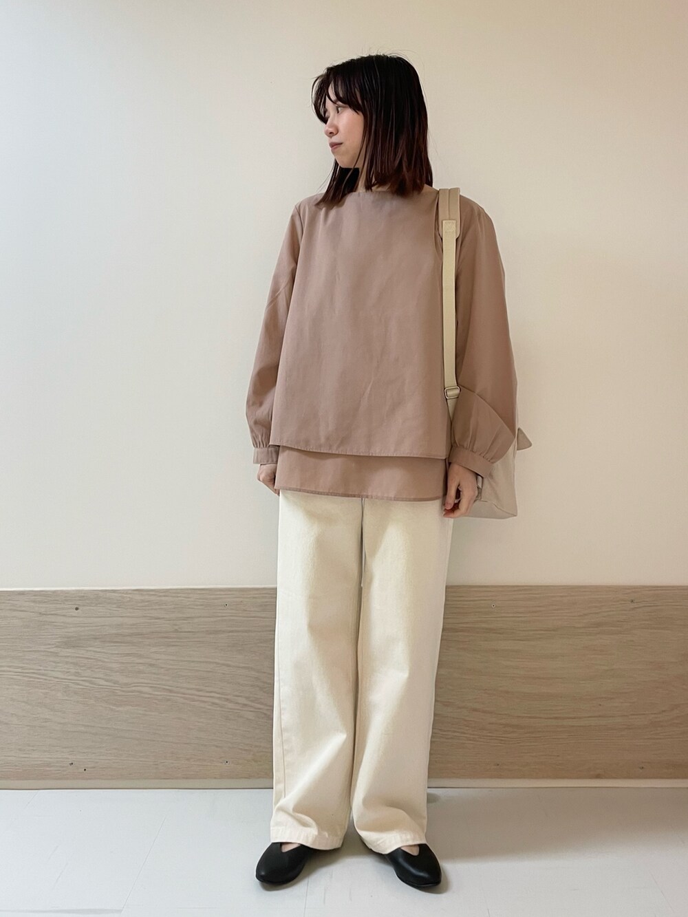 ベージュ系のデニムパンツ、ブラック系のパンプス、ピンク系のバックパック/リュックを着用したレディースの春コーディネートの2枚目の写真