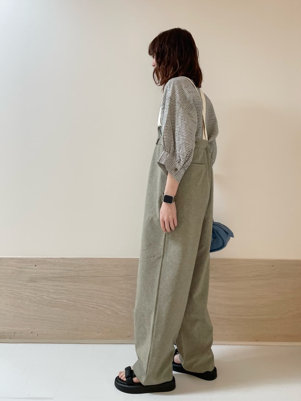 「URBAN RESEARCH DOORS、URBAN RESEARCH DOORS WOMENS、アーバンリサーチドアーズ、サスベンダー、サロペット、チェック、チェックシャツ、春夏コーデ、お出かけコーデ、休日スタイル、大人カジュアル、低身長コーデ、骨格ストレート、デートコーデ、ベージュコーデ」｜「FORK&SPOONのFORK&SPOON　サスペンダーパンツ（その他パンツ、ベージュ系）」を使った、ホンダ マユさん（レディース・152cm）の春コーディネートの4枚目の写真