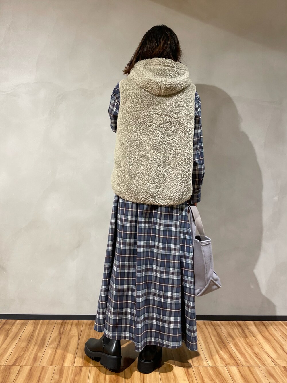 「URBAN RESEARCH DOORS、URBAN RESEARCH DOORS WOMENS、アーバンリサーチドアーズ、ジムフレックス、GYMPHLEX、ボアベスト、ベスト、チェック、チェックワンピース、秋コーデ、おしゃれさんと繋がりたい、低身長、低身長コーデ」｜「URBAN RESEARCH DOORSのネルチェックAラインシャツワンピース（ワンピース、グレー系）」を使った、ホンダ マユさん（レディース・152cm）の秋コーディネートの4枚目の写真