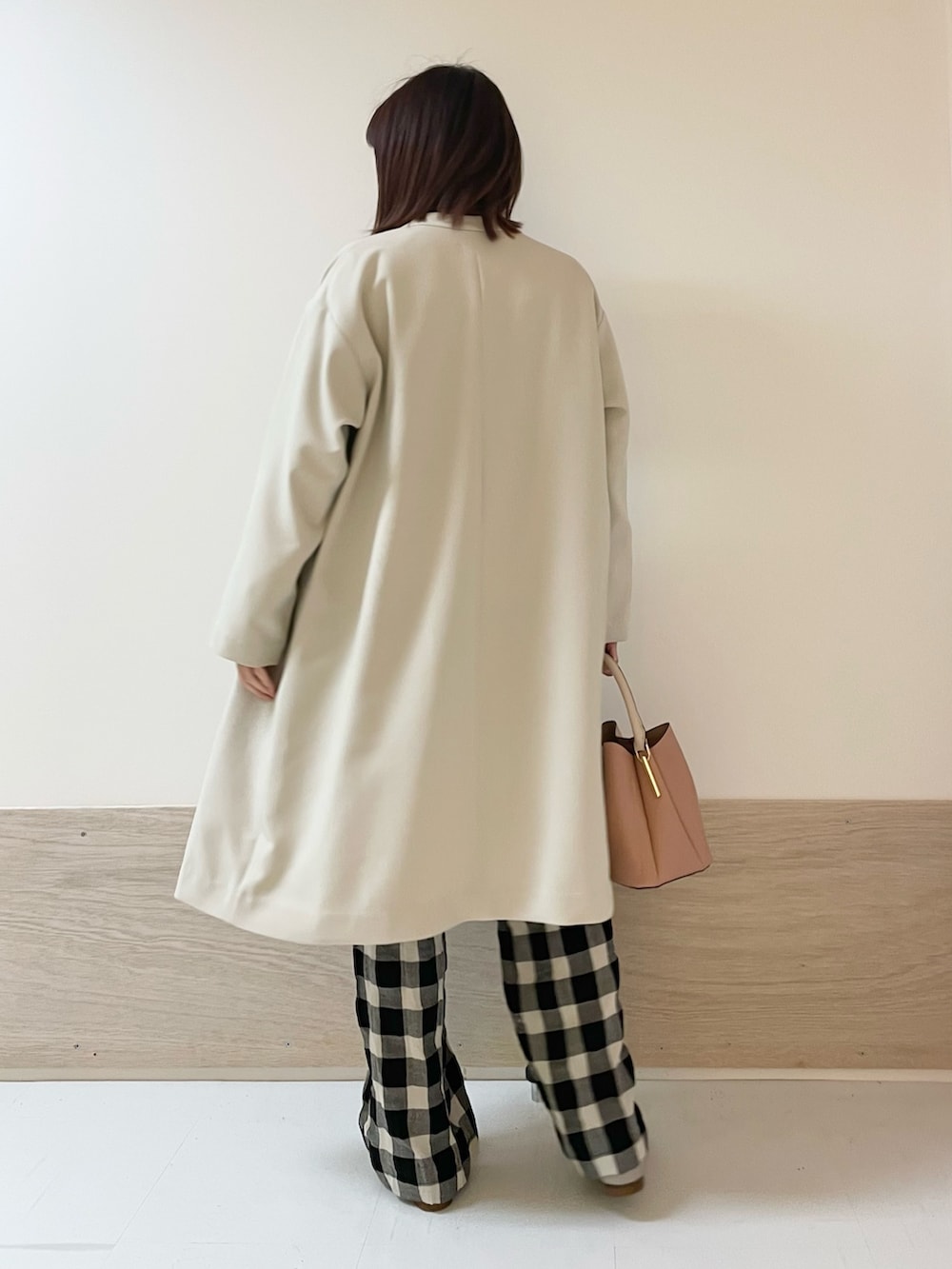 「URBAN RESEARCH DOORS、URBAN RESEARCH DOORS WOMENS、アーバンリサーチドアーズ、きれいめカジュアル、チェック、チェックパンツ、春アウター、ロングコート、淡色コーデ、お出かけコーデ、大人カジュアル、休日スタイル、デートコーデ、春コーデ、152cm」|「URBAN RESEARCH DOORSのスポンディングニットプルオーバー(ニット/セーター、ホワイト系)」を使った、ホンダ マユさん(レディース・152cm)の冬コーディネートの5枚目の写真