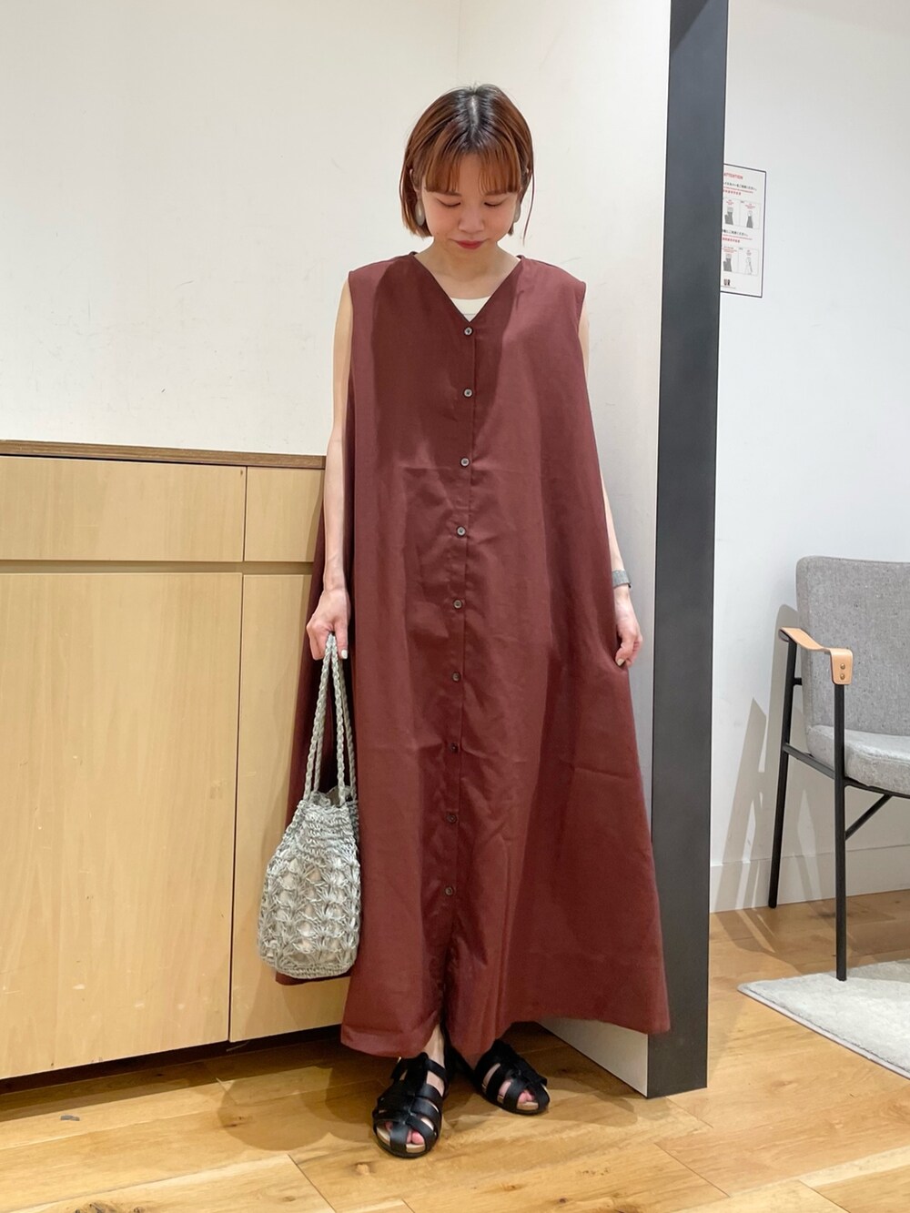 「URBAN RESEARCH DOORS、URBAN RESEARCH DOORS WOMENS、アーバンリサーチドアーズ、ワンピース、リネン、リネンワンピース、2wayワンピース、グルカサンダル、休日スタイル、春夏コーデ、お出かけコーデ、きれいめカジュアル、ロデスコ、シンプルコーデ、低身長」｜「RODE SKOのラフソールグルカサンダル（サンダル、ブラック系）」を使った、ホンダ マユさん（レディース・152cm）の夏コーディネートの4枚目の写真