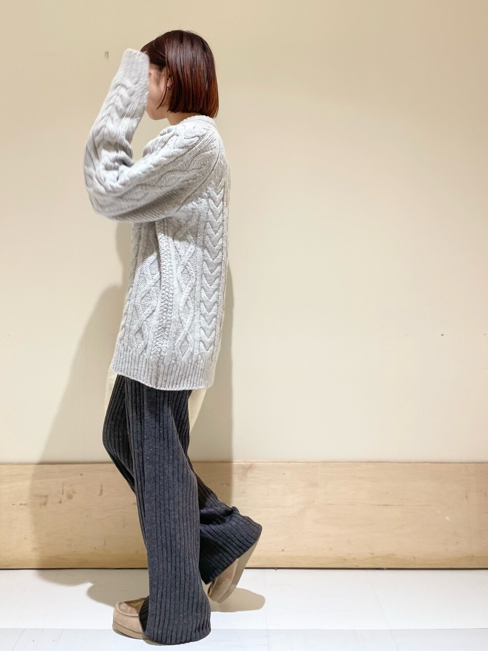 ホワイト系のショルダーバッグ、グレー系のニット/セーター、グレー系のその他パンツを着用したレディースの秋コーディネートの4枚目の写真