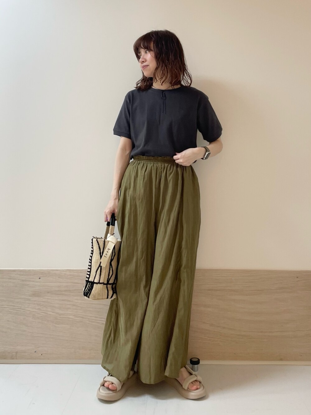 グレー系のTシャツ/カットソー、グリーン系のその他パンツを着用したレディースの春コーディネートの4枚目の写真