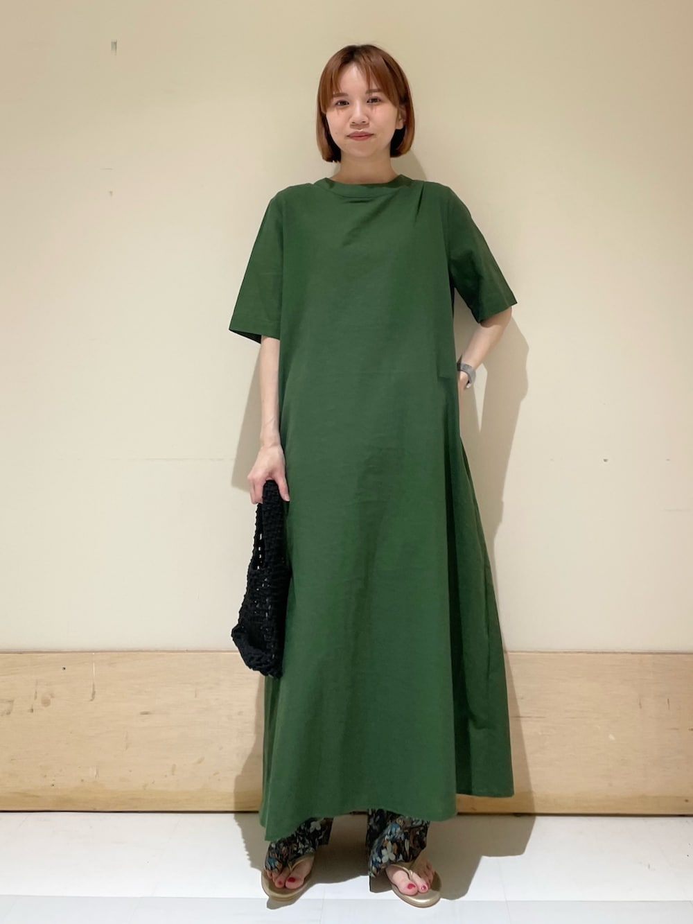 グリーン系のワンピース、ブルー系のその他パンツ、ゴールド系のサンダルを着用したレディースの春コーディネートの3枚目の写真