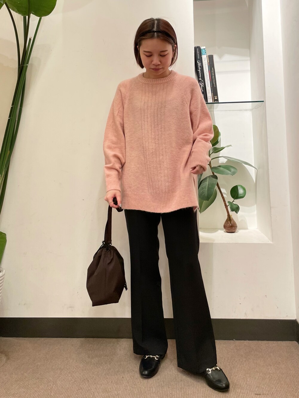 ピンク系のニット/セーター、ブラック系のその他パンツ、ブラック系のローファーを着用したレディースの冬コーディネートの2枚目の写真