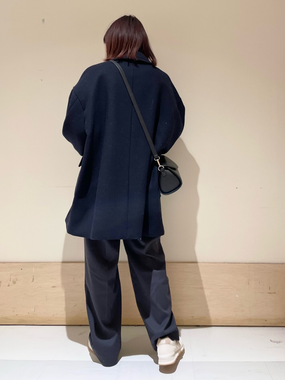 グレー系のニット/セーター、ブルー系のその他アウター、ブラック系のショルダーバッグを着用したレディースの冬コーディネートの7枚目の写真