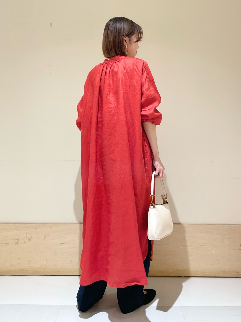 ブルー系のその他パンツ、レッド系のワンピース、ベージュ系のショルダーバッグを着用したレディースの夏コーディネートの7枚目の写真