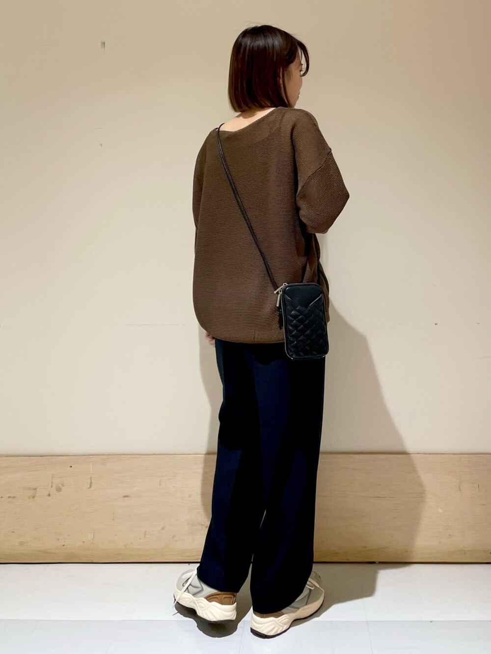 グレー系のスニーカー、ブルー系のその他パンツ、ブラウン系のニット/セーターを着用したレディースの夏コーディネートの7枚目の写真