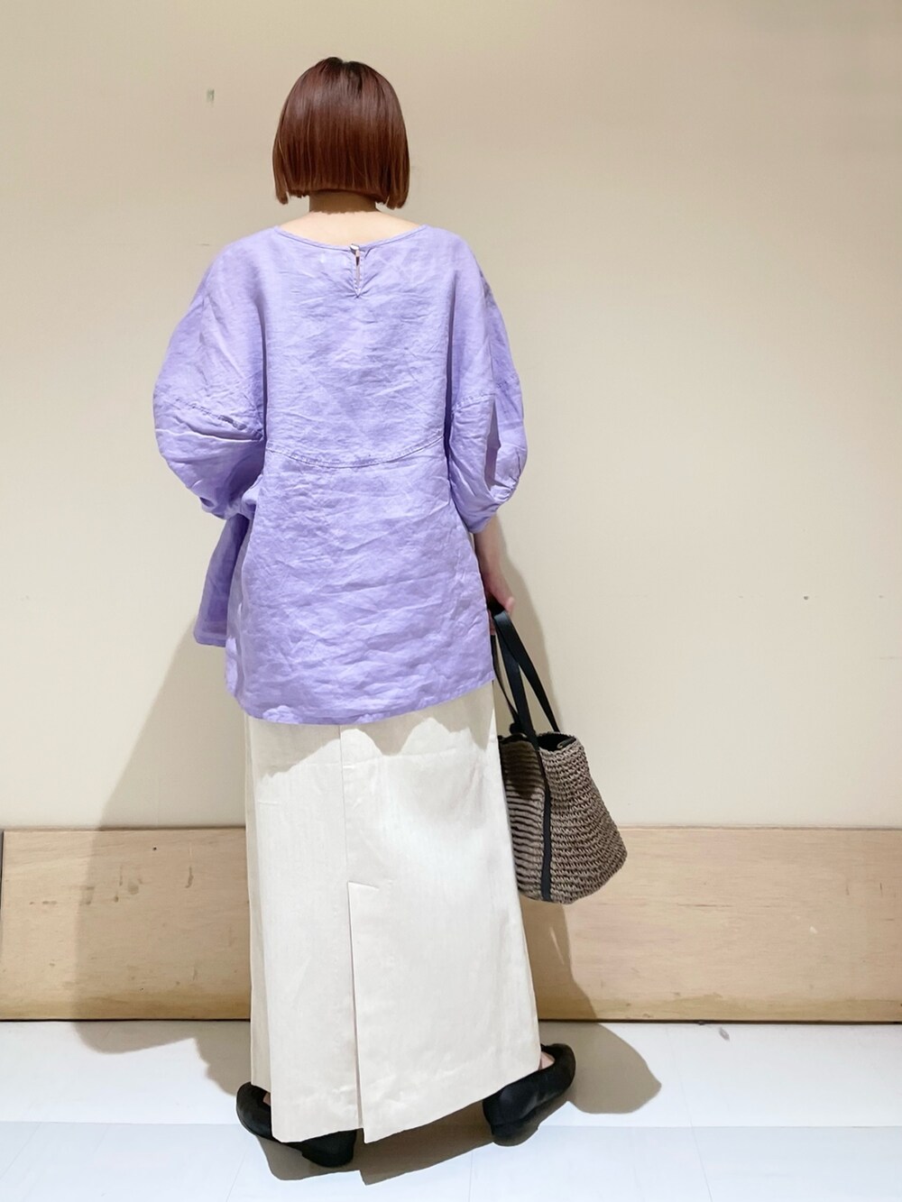 パープル系のシャツ/ブラウス、ベージュ系のスカート、グレー系のトートバッグを着用したレディースの春コーディネートの7枚目の写真