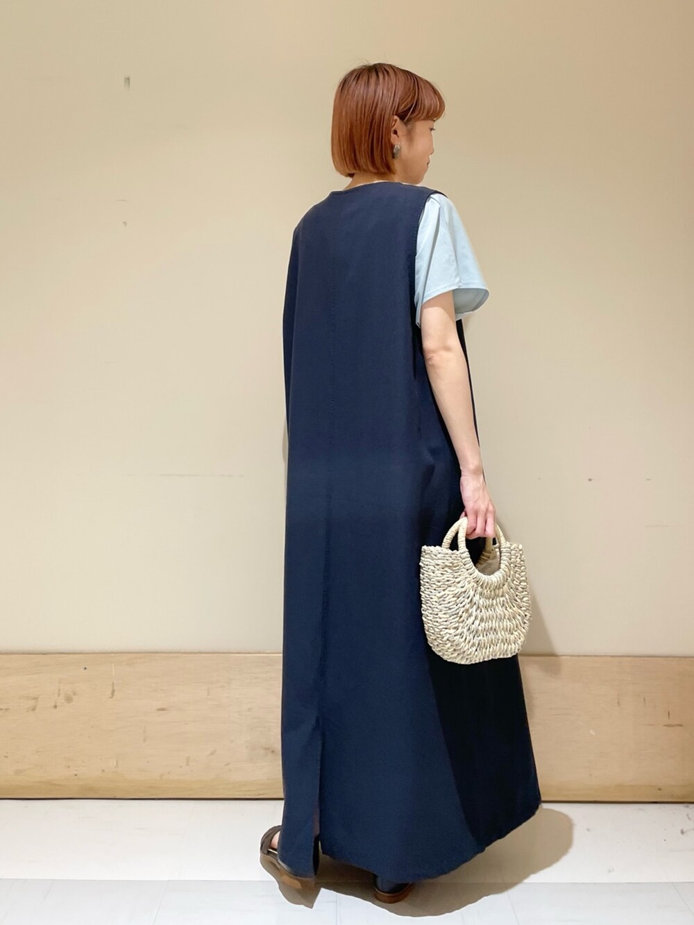 ブルー系のTシャツ/カットソー、ブルー系のワンピース、グレー系のかごバッグを着用したレディースの春コーディネートの7枚目の写真