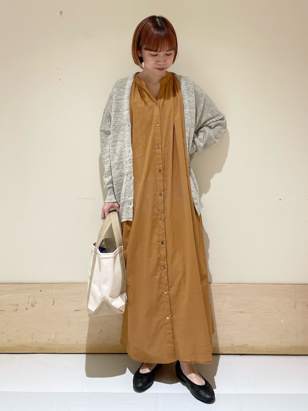 「URBAN RESEARCH DOORS、URBAN RESEARCH DOORS WOMENS、アーバンリサーチドアーズ、orcival、カーディガン、リネン、ワンピース、ギャザーワンピース、トートバッグ、ビッグシルエット、休日スタイル、春夏コーデ、初夏コーデ、バレエシューズ、低身長」|「URBAN RESEARCH DOORSのコットンボイルハーフスリーブワンピース(ワンピース、ブラウン系)」を使った、ホンダ マユさん(レディース・152cm)の春コーディネートの4枚目の写真