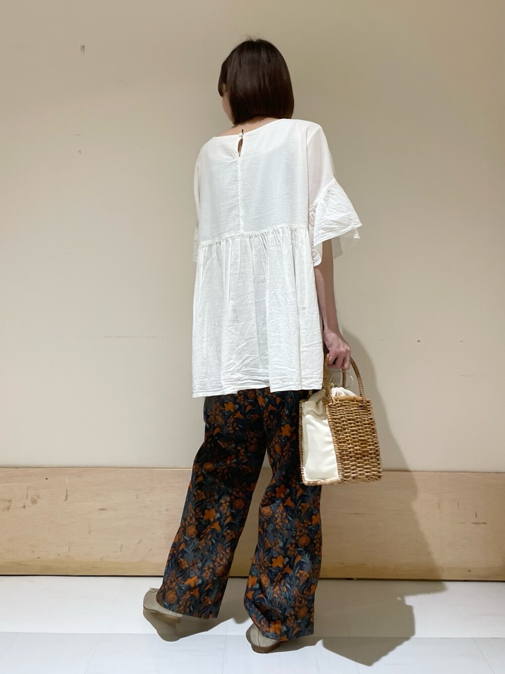 ベージュ系のハンドバッグ、ゴールド系のパンプス、オレンジ系のその他パンツを着用したレディースの夏コーディネートの6枚目の写真