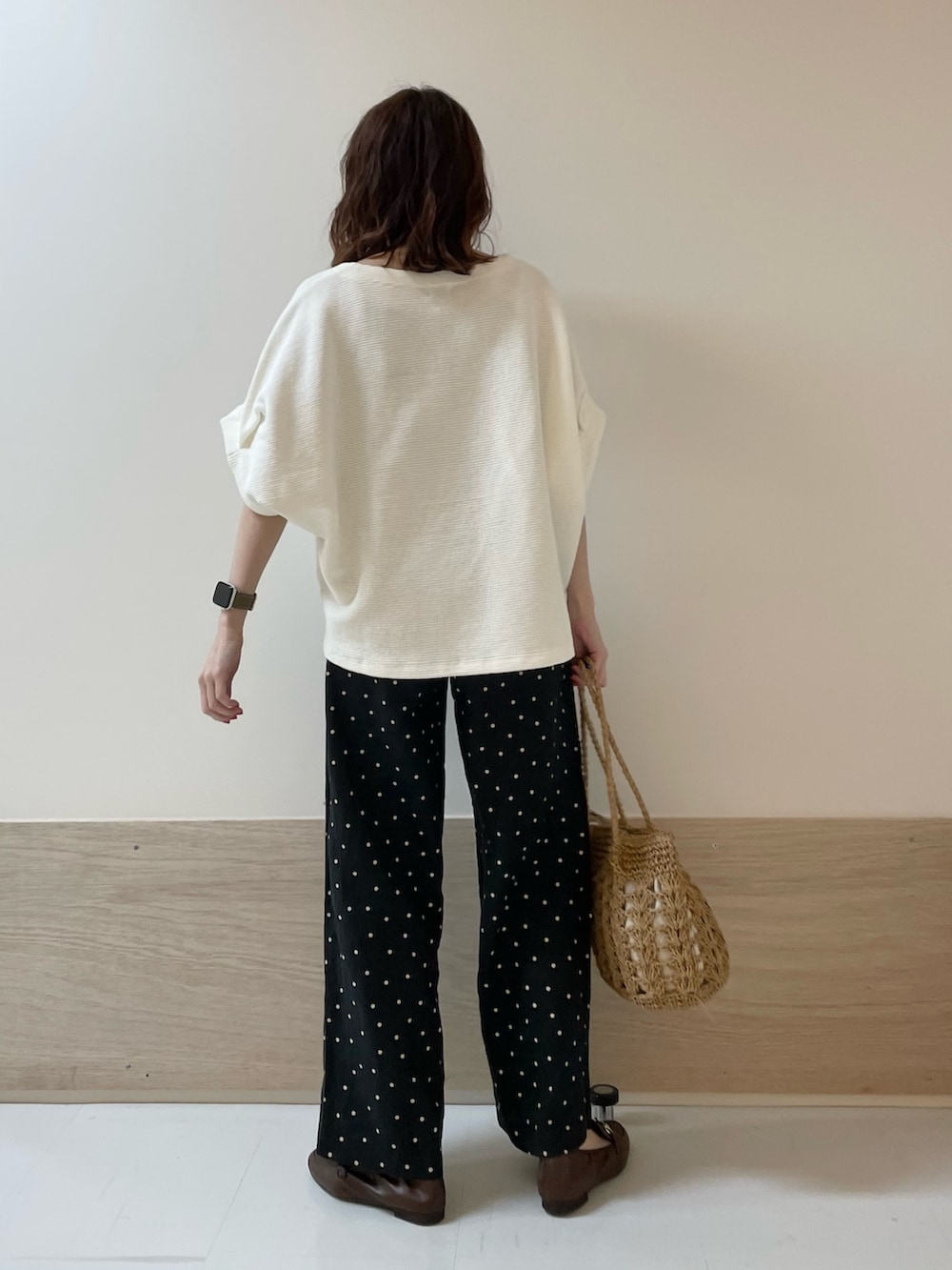 「URBAN RESEARCH DOORS、URBAN RESEARCH DOORS WOMENS、アーバンリサーチドアーズ、ドット、ドットパンツ、リラックススタイル、お出かけコーデ、休日スタイル、きれいめカジュアル、大人カジュアル、春夏コーデ、シンプルコーデ、リネンパンツ、低身長コーデ、骨格ストレート」|「URBAN RESEARCH DOORSのリネンドットイージーパンツ(その他パンツ、ブラック系)」を使った、ホンダ マユさん(レディース・152cm)の春コーディネートの7枚目の写真