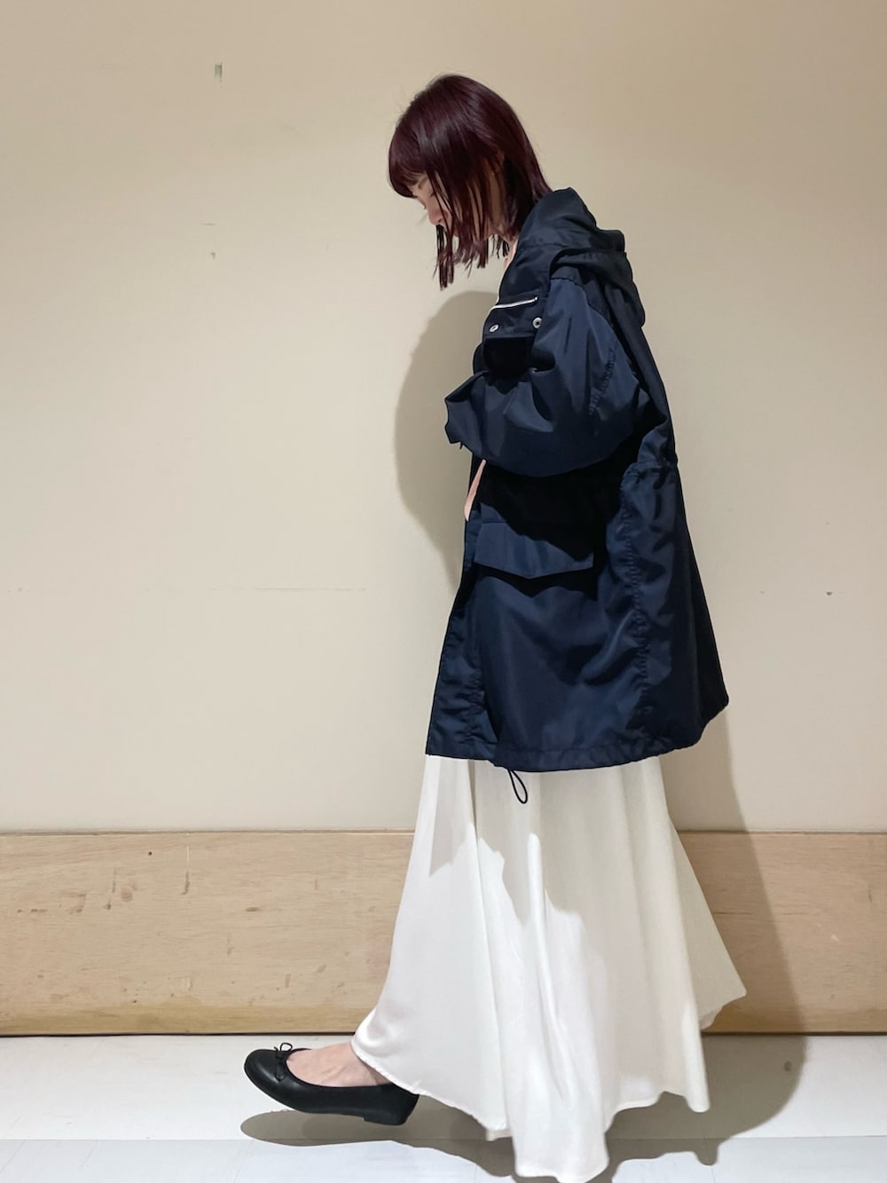 ピンク系のスウェット、ブルー系のその他アウター、ホワイト系のスカートを着用したレディースの春コーディネートの7枚目の写真