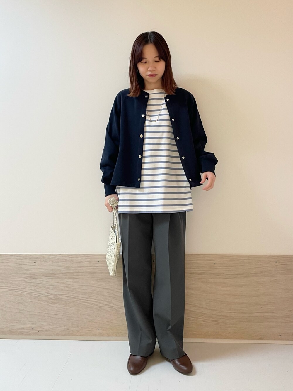 ブルー系のTシャツ/カットソー、ブルー系のカーディガン/ボレロ、ホワイト系のショルダーバッグを着用したレディースの春コーディネートの2枚目の写真