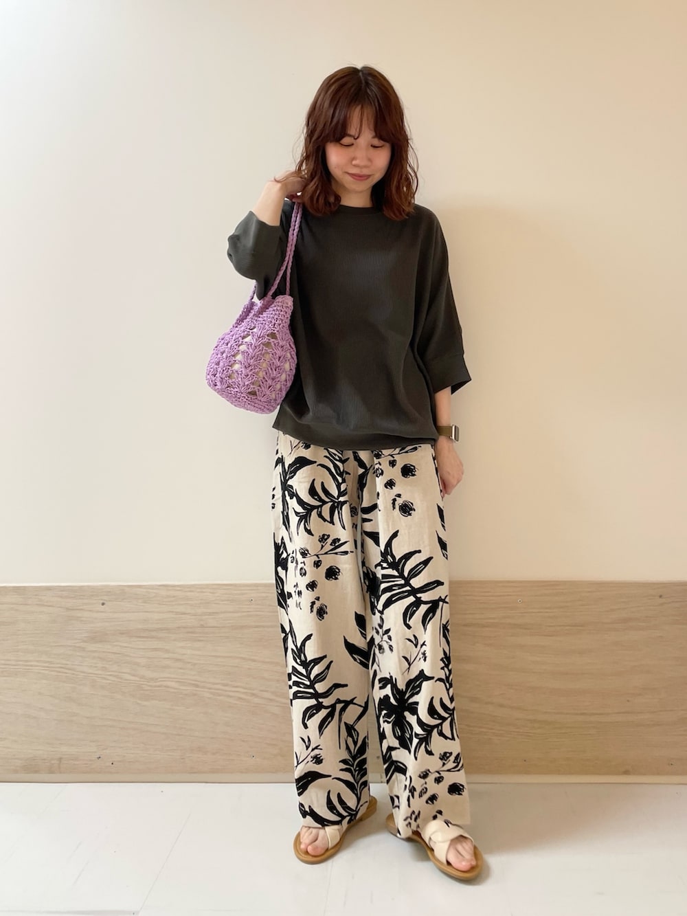 「URBAN RESEARCH DOORS、URBAN RESEARCH DOORS WOMENS、アーバンリサーチドアーズ、モノトーンコーデ、柄パンツ、リネン、シンプルコーデ、春夏コーデ、カジュアル、大人カジュアル、低身長コーデ、骨格ストレート、ペーパーバッグ、パープル、サンダル」｜「URBAN RESEARCH DOORSのリネンレーヨンリーフプリントパンツ（その他パンツ、ベージュ系）」を使った、ホンダ マユさん（レディース・152cm）の春コーディネートの2枚目の写真