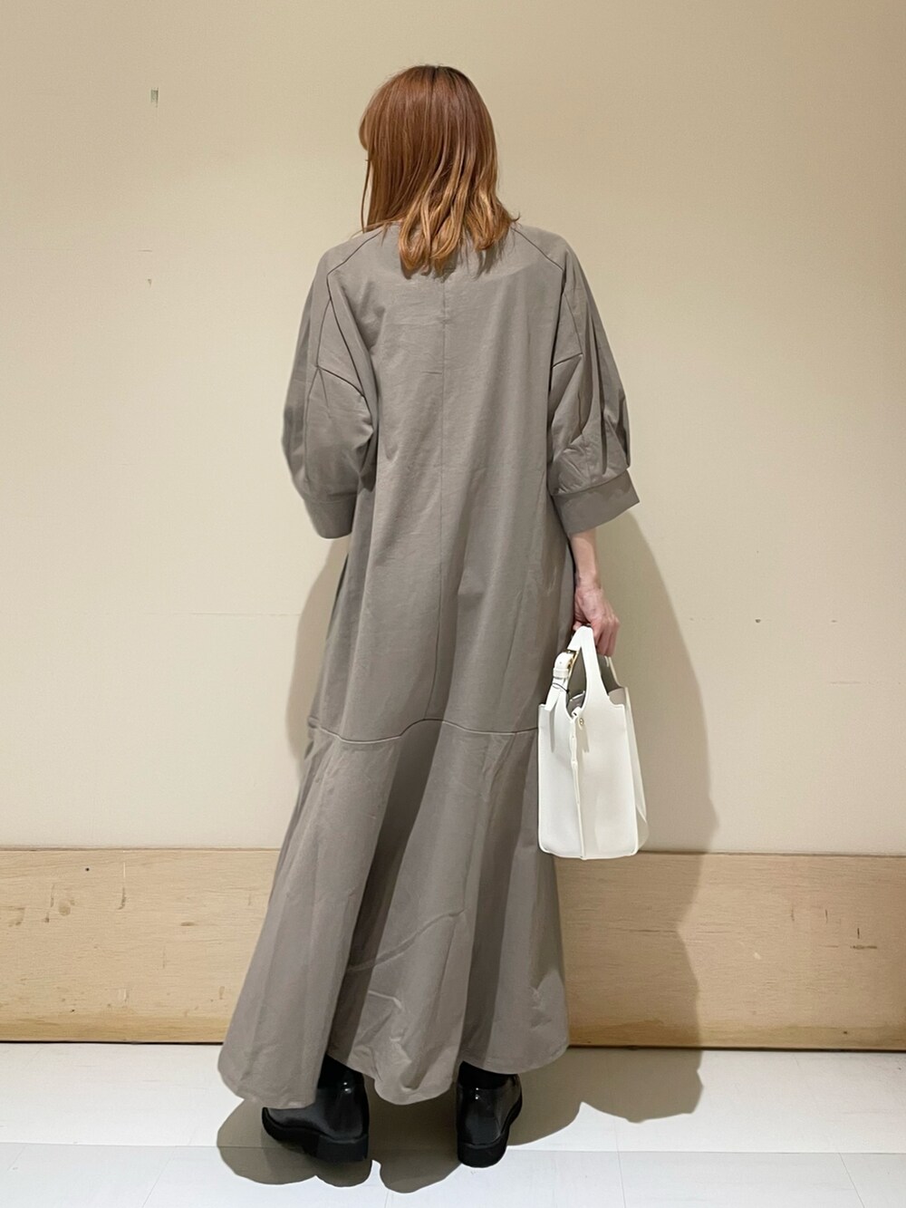 ブラウン系のワンピース、ホワイト系のトートバッグ、ブラック系のローファーを着用したレディースの春コーディネートの5枚目の写真