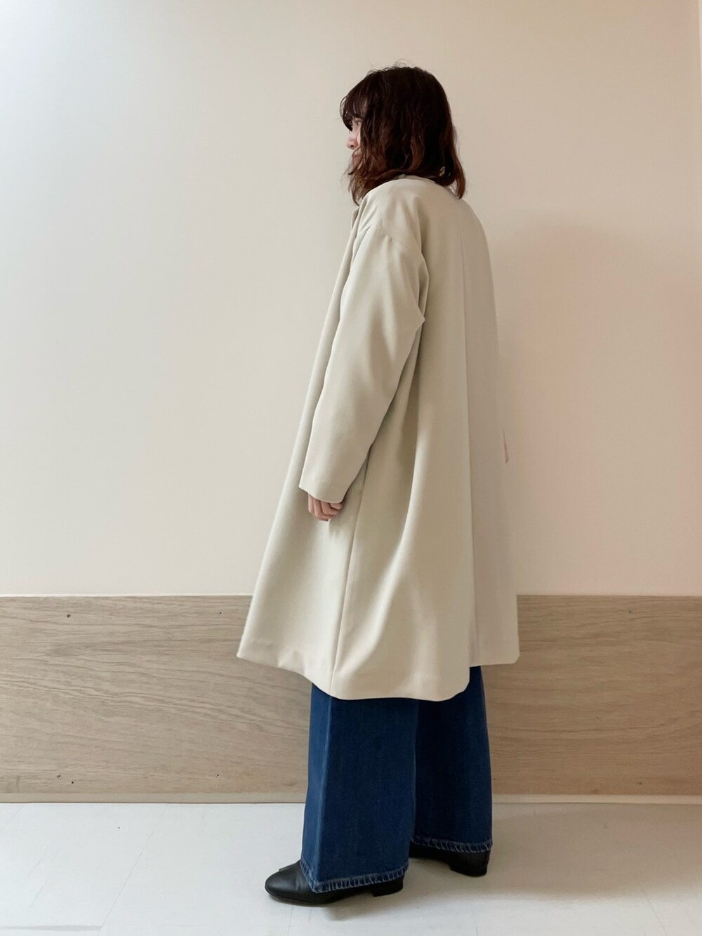ブルー系のその他パンツ、ピンク系のトートバッグ、グレー系のシャツ/ブラウスを着用したレディースの春コーディネートの4枚目の写真