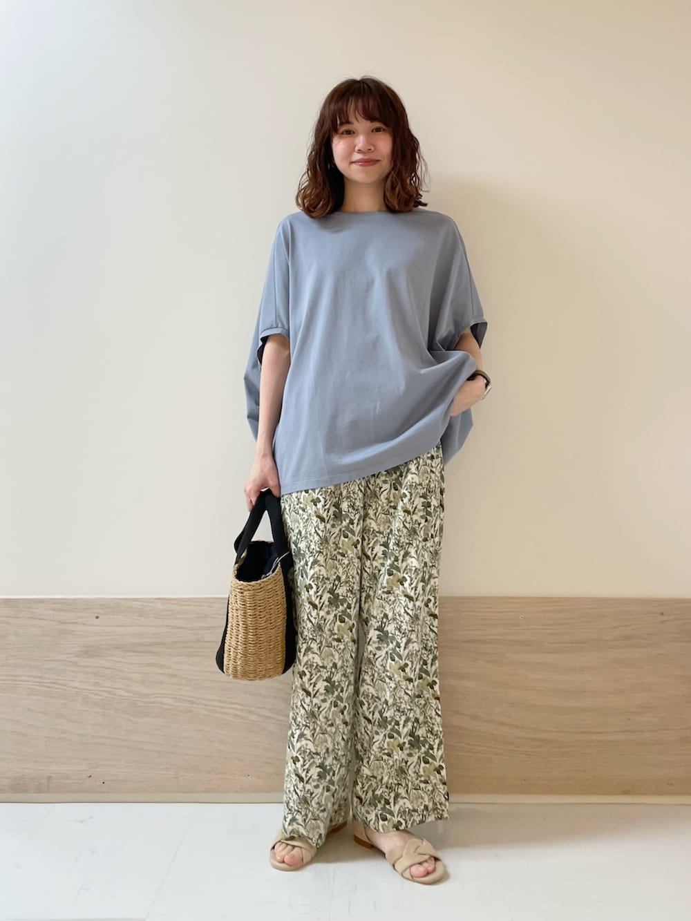 「URBAN RESEARCH DOORS、URBAN RESEARCH DOORS WOMENS、アーバンリサーチドアーズ、ブルー、花柄、花柄パンツ、フラワープリント、リラックススタイル、きれいめカジュアル、春夏コーデ、サンダル、お出かけコーデ、休日スタイル、低身長コーデ、骨格ストレート」｜「URBAN RESEARCH DOORSの『イージーケア』フラワープリントイージーパンツ（その他パンツ、ホワイト系）」を使った、ホンダ マユさん（レディース・152cm）の春コーディネートの4枚目の写真