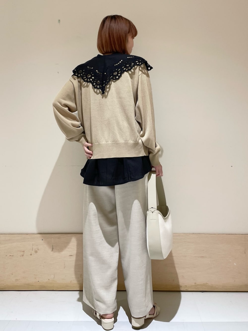 「URBAN RESEARCH DOORS、URBAN RESEARCH DOORS WOMENS、アーバンリサーチドアーズ、スカラップ、襟付きトップス、カーディガン、休日スタイル、シンプルコーデ、レイヤードスタイル、お出かけコーデ、きれいめカジュアル、低身長、低身長コーデ、骨格ウェーブ、ベージュ」｜「URBAN RESEARCH DOORSのコットンボイルスカラップブラウス（シャツ/ブラウス、ブラック系）」を使った、ホンダ マユさん（レディース・152cm）の夏コーディネートの7枚目の写真