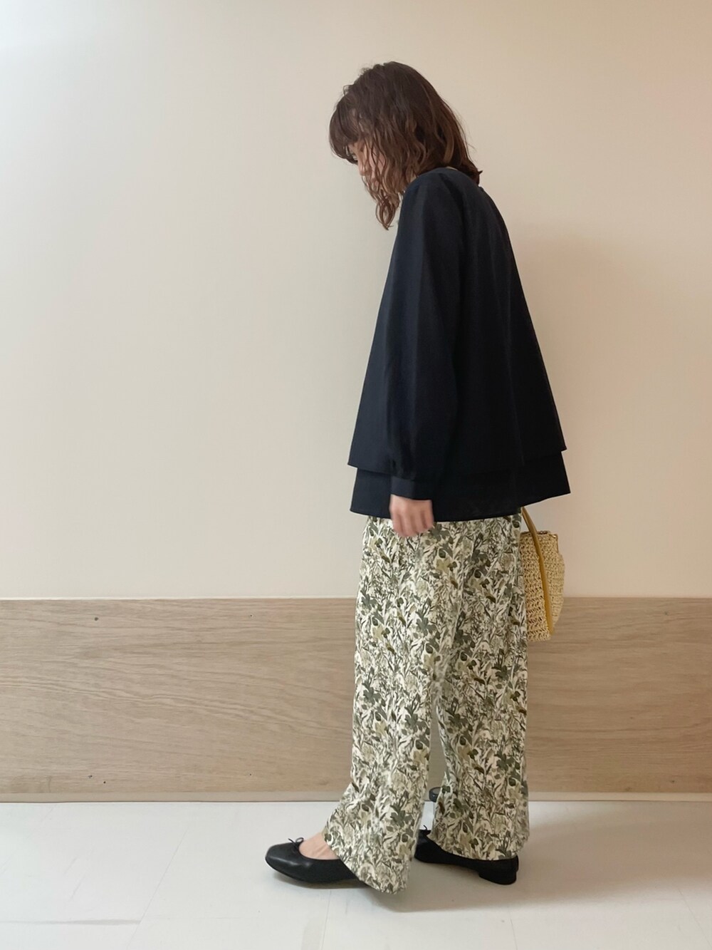 ブルー系のシャツ/ブラウス、ブラック系のバレエシューズ、ホワイト系のその他パンツを着用したレディースの春コーディネートの6枚目の写真