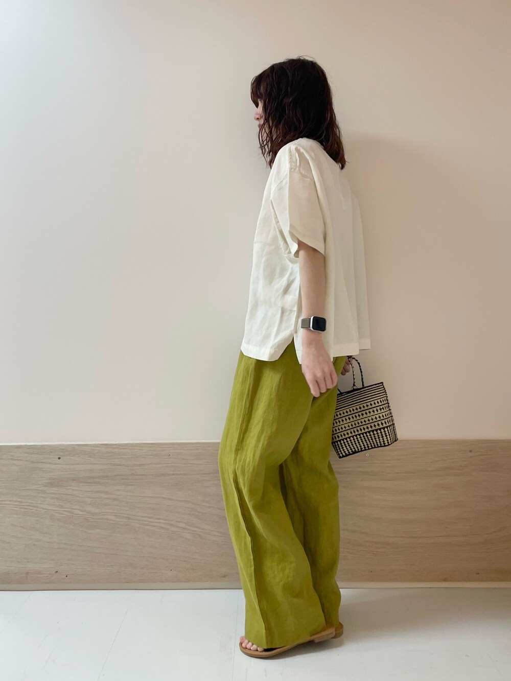 「URBAN RESEARCH DOORS、URBAN RESEARCH DOORS WOMENS、アーバンリサーチドアーズ、リネン、夏だ！Tシャツ着よう！、リネンパンツ、イージーパンツ、黄色、マスタード、リラックススタイル、夏コーデ、きれいめカジュアル、シンプルコーデ、お出かけコーデ、低身長コーデ」｜「URBAN RESEARCH DOORSのカッティングサンダル（サンダル、ブラック系）」を使った、ホンダ マユさん（レディース・152cm）の夏コーディネートの5枚目の写真
