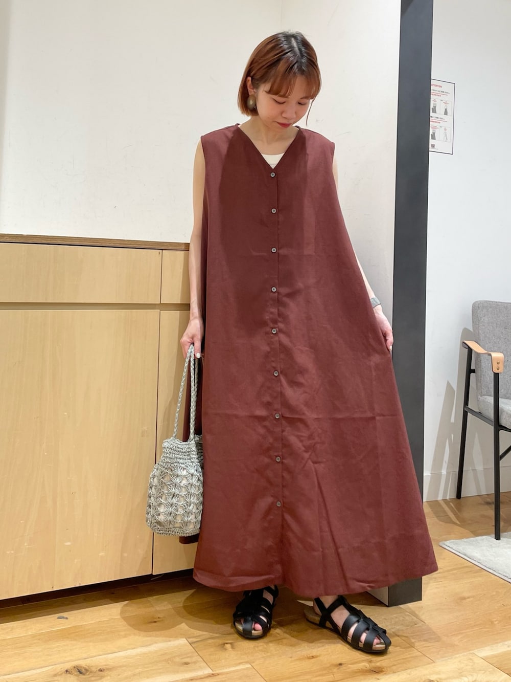 「URBAN RESEARCH DOORS、URBAN RESEARCH DOORS WOMENS、アーバンリサーチドアーズ、ワンピース、リネン、リネンワンピース、2wayワンピース、グルカサンダル、休日スタイル、春夏コーデ、お出かけコーデ、きれいめカジュアル、ロデスコ、シンプルコーデ、低身長」｜「RODE SKOのラフソールグルカサンダル（サンダル、ブラック系）」を使った、ホンダ マユさん（レディース・152cm）の夏コーディネートの3枚目の写真