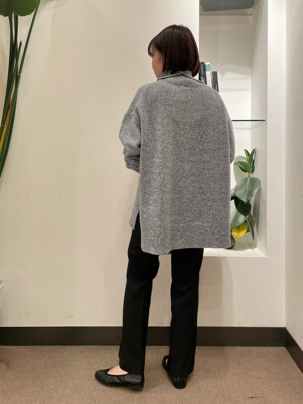 「URBAN RESEARCH DOORS、URBAN RESEARCH DOORS WOMENS、アーバンリサーチドアーズ、タートルネック、ゆったりコーデ、シンフルコーデ、オトナカジュアル、フレアパンツ、ファーバッグ、ボアバッグ、低身長コーデ、休日スタイル」｜「URBAN RESEARCH DOORSの柔らかバレエ（バレエシューズ、ブラック系）」を使った、ホンダ マユさん（レディース・152cm）の冬コーディネートの3枚目の写真