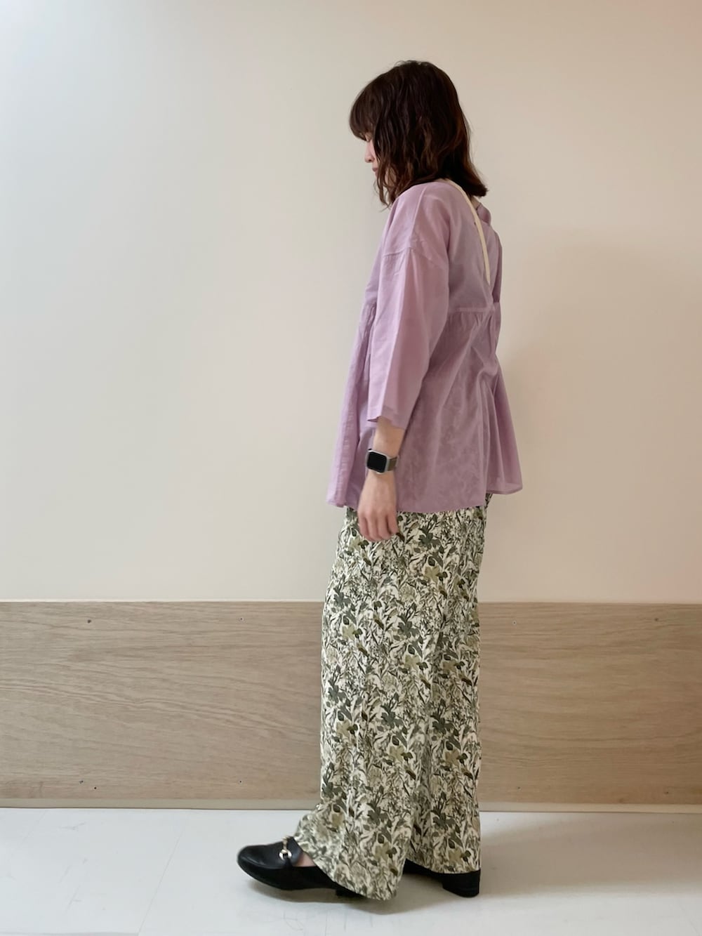 「URBAN RESEARCH DOORS、URBAN RESEARCH DOORS WOMENS、アーバンリサーチドアーズ、ピンク、花柄、花柄パンツ、イージーパンツ、きれいめカジュアル、デートコーデ、春夏コーデ、ローファー、夏コーデ、低身長コーデ、骨格スタイル、お出掛けコーデ」|「URBAN RESEARCH DOORSの『イージーケア』フラワープリントイージーパンツ(その他パンツ、ホワイト系)」を使った、ホンダ マユさん(レディース・152cm)の夏コーディネートの4枚目の写真