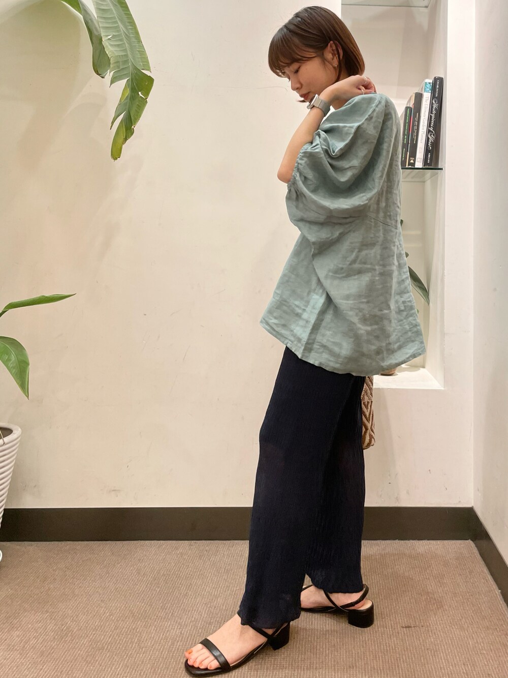 グリーン系のシャツ/ブラウス、ブルー系のその他パンツ、ブラック系のサンダルを着用したレディースの春コーディネートの3枚目の写真
