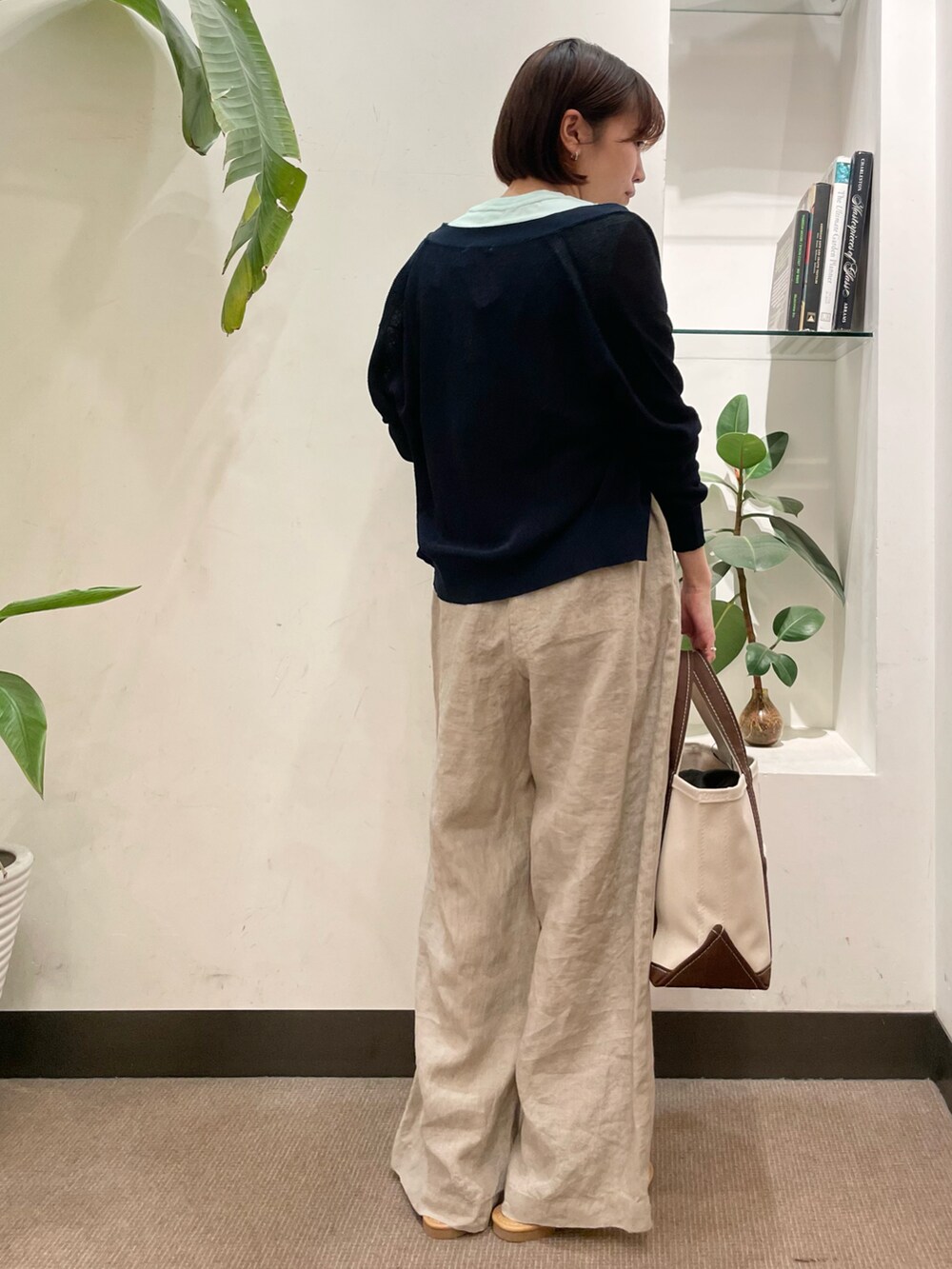 ブラウン系のトートバッグ、ベージュ系のその他パンツ、ホワイト系のサンダルを着用したレディースの春コーディネートの3枚目の写真