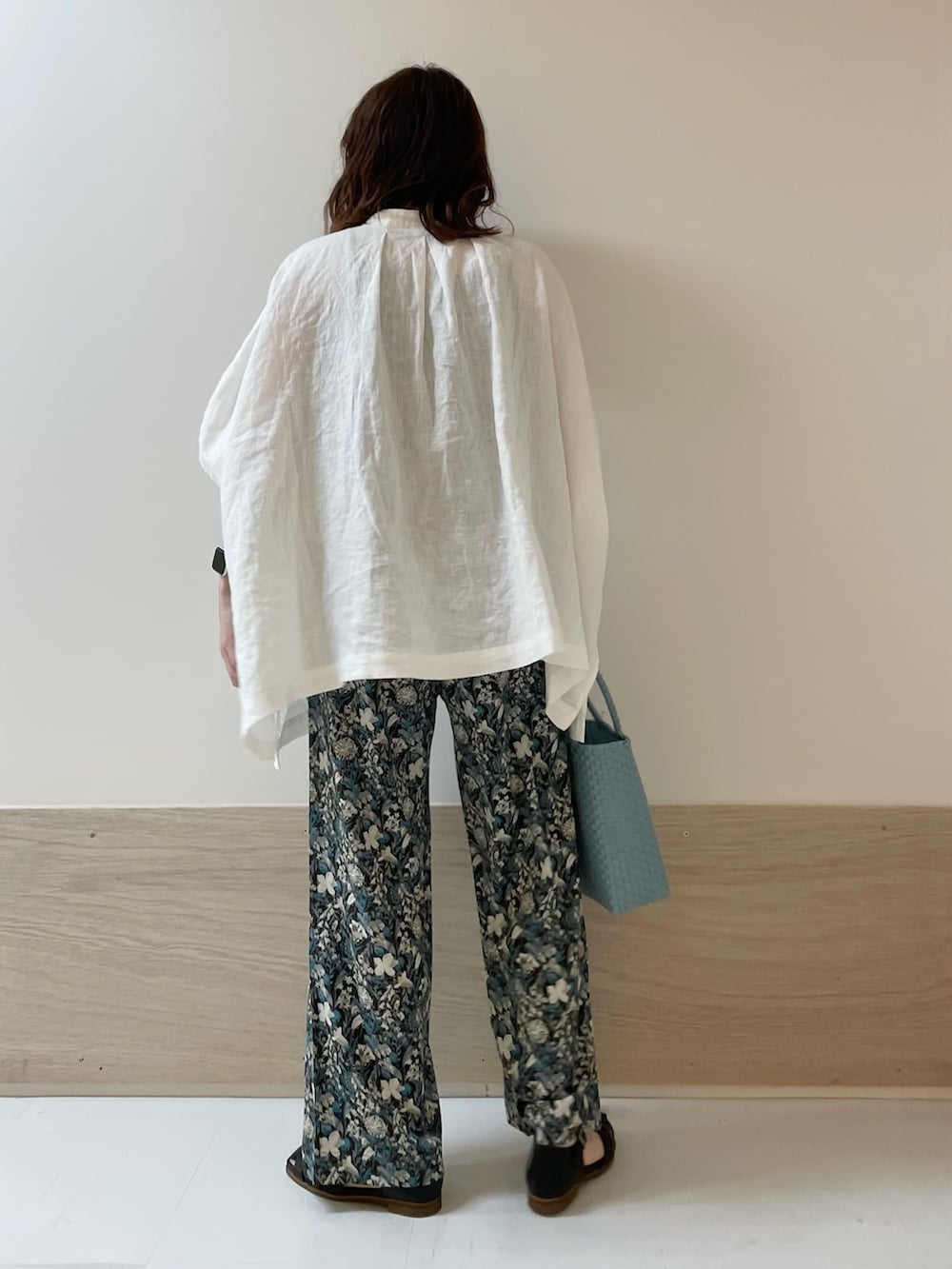 「URBAN RESEARCH DOORS、URBAN RESEARCH DOORS WOMENS、アーバンリサーチドアーズ、柄パンツ、花柄、花柄パンツ、イージーパンツ、きれいめカジュアル、春夏コーデ、お出かけコーデ、休日スタイル、シンプルコーデ、オトナカジュアル、低身長コーデ、骨格ストレート」｜「かぐれのリネンスクエアケープブラウス（シャツ/ブラウス、ホワイト系）」を使った、ホンダ マユさん（レディース・152cm）の春コーディネートの7枚目の写真
