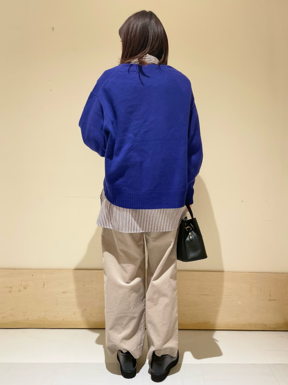 「URBAN RESEARCH DOORS、URBAN RESEARCH DOORS WOMENS、アーバンリサーチドアーズ、レイヤードスタイル、ストライプシャツ、ブルー、ブルーニット、コーデュロイ、コーデュロイパンツ、ローファー、パンツスタイル、低身長女子、大人カジュアル、カジュアルコーデ」｜「URBAN RESEARCH DOORSのハミルトンウールボートネックプルオーバー（ニット/セーター、ブルー系）」を使った、ホンダ マユさん（レディース・152cm）の冬コーディネートの4枚目の写真