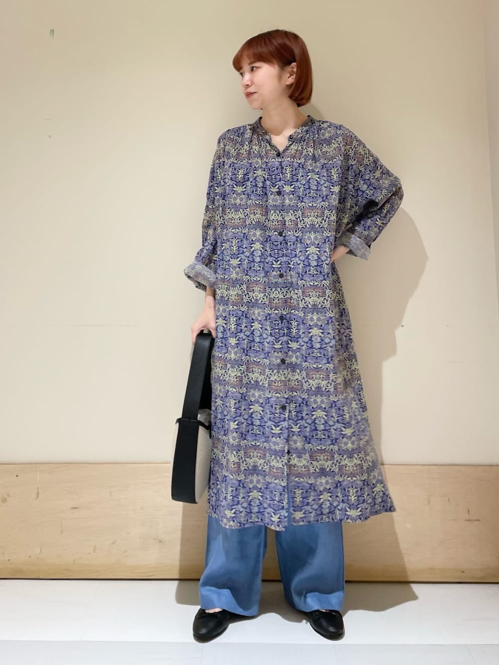 ブルー系のその他パンツ、ブルー系のワンピース、ブラック系のハンドバッグを着用したレディースの春コーディネートの2枚目の写真