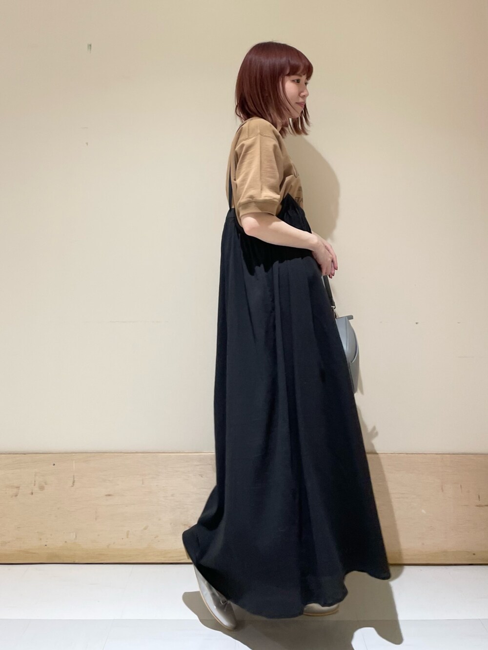 シルバー系のバレエシューズ、ブルー系のショルダーバッグ、ブラウン系のTシャツ/カットソーを着用したレディースの春コーディネートの5枚目の写真