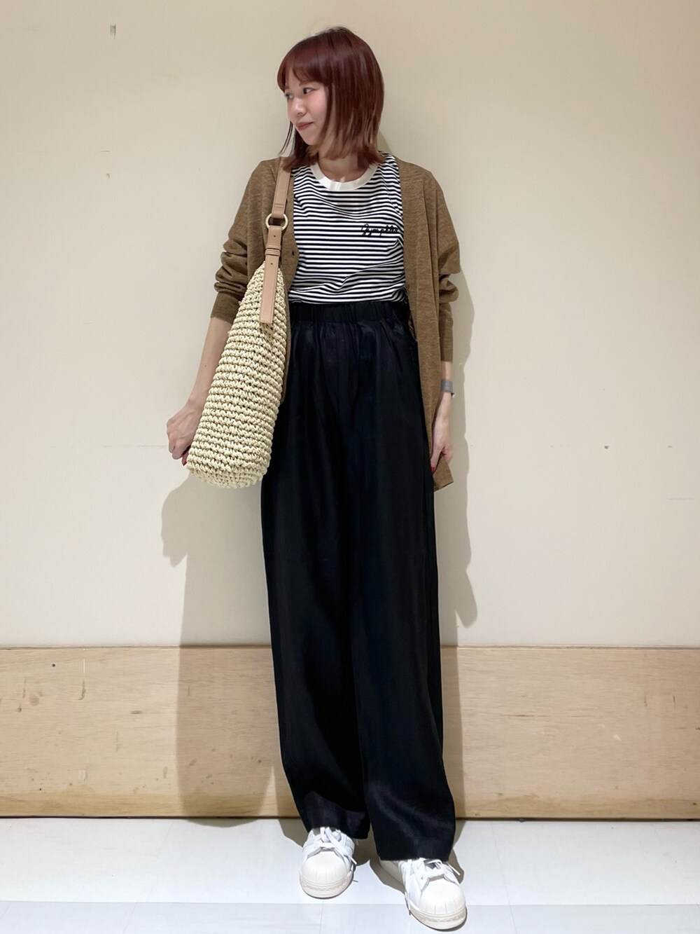 ホワイト系のTシャツ/カットソー、ホワイト系のスニーカー、ブラック系のその他パンツを着用したレディースの春コーディネートの2枚目の写真