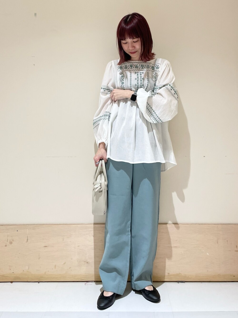 ホワイト系のシャツ/ブラウス、ベージュ系のショルダーバッグ、グリーン系のその他パンツを着用したレディースの春コーディネートの4枚目の写真