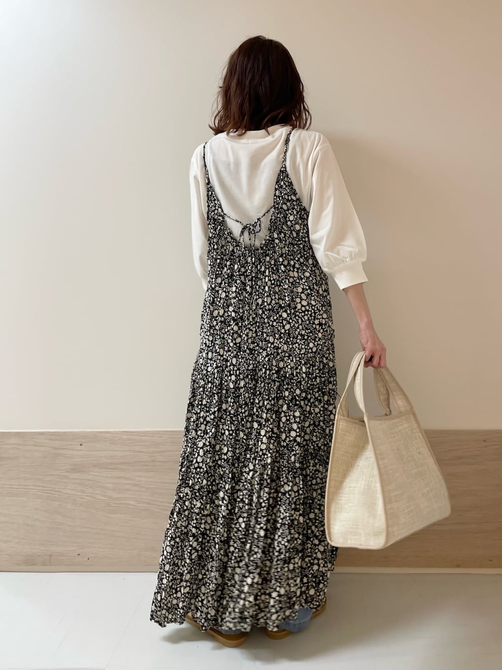 「URBAN RESEARCH DOORS、URBAN RESEARCH DOORS WOMENS、アーバンリサーチドアーズ、キャミワンピ、花柄、フラワープリント、レイヤードスタイル、お出かけコーデ、休日スタイル、春夏コーデ、きれいめカジュアル、デニム、低身長コーデ、骨格ストレート、デートコーデ」｜「URBAN RESEARCH DOORSのリトルフラワープリーツキャミワンピース（ワンピース、ブラック系）」を使った、ホンダ マユさん（レディース・152cm）の春コーディネートの5枚目の写真