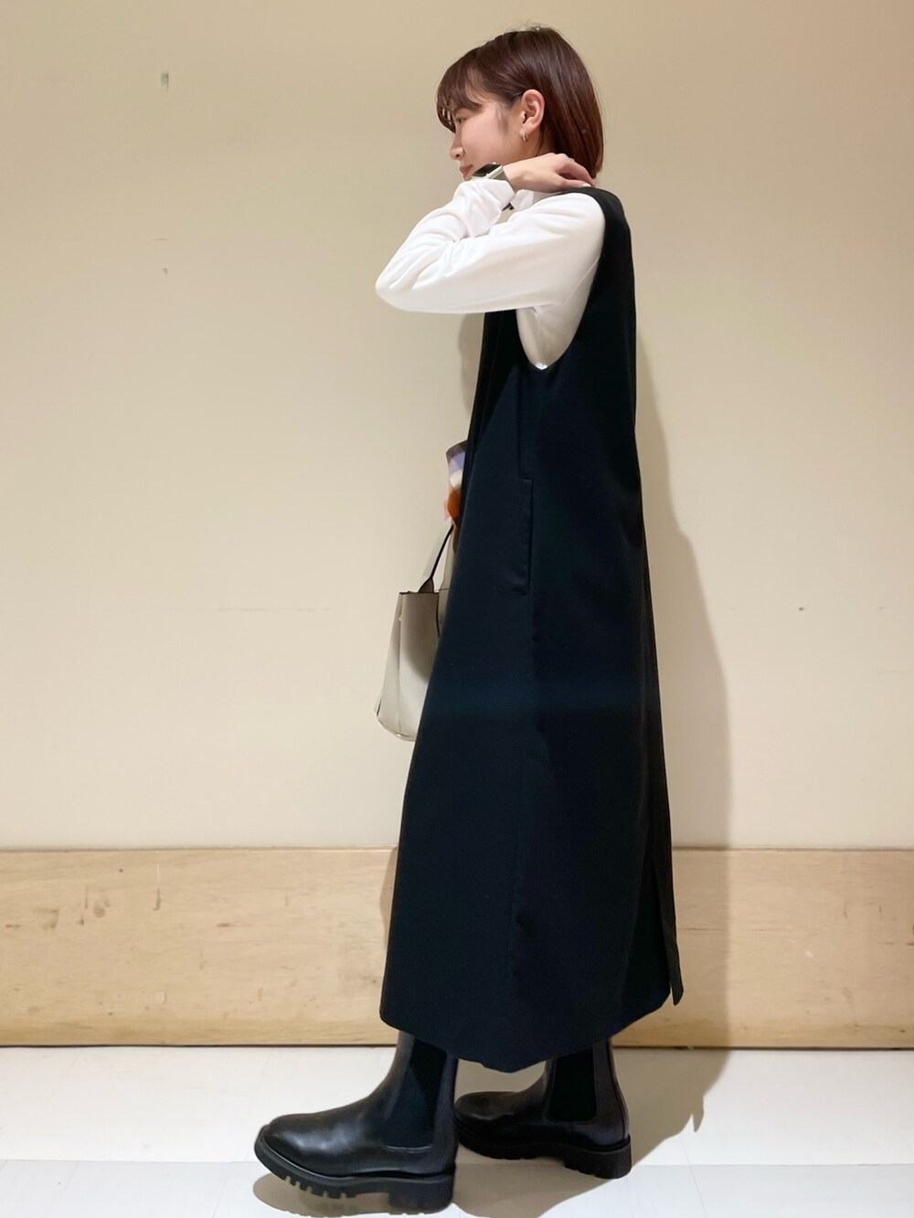 ブラック系のワンピース、ホワイト系のTシャツ/カットソー、ホワイト系のトートバッグを着用したレディースの秋コーディネートの5枚目の写真