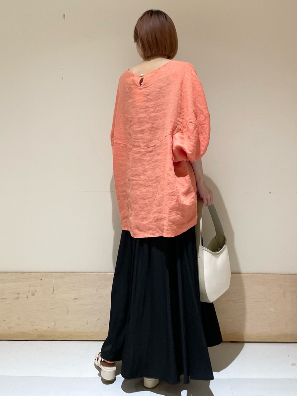 「URBAN RESEARCH DOORS、URBAN RESEARCH DOORS WOMENS、アーバンリサーチドアーズ、リネンブラウス、コーラルピンク、オレンジ、ロングスカート、ギャザースカート、初夏コーデ、春夏コーデ、シンプルコーデ、休日スタイル、ラクチンコーデ、カジュアルコーデ、低身長コーデ」|「URBAN RESEARCH DOORSのカッセンギャザーロングスカート(スカート、ブラック系)」を使った、ホンダ マユさん(レディース・152cm)の春コーディネートの5枚目の写真