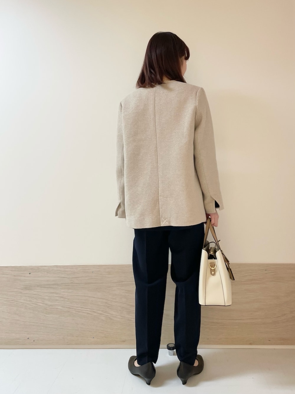 「URBAN RESEARCH DOORS、URBAN RESEARCH DOORS WOMENS、アーバンリサーチドアーズ、オケージョン、卒園式、卒業式、入学式、セットアップ、ジャケット、春ファッション、今日のコーデ、キレイめコーデ、低身長、低身長コーデ、骨格ストレート」|「URBAN RESEARCH DOORSのツイードVネックロングジャケット(テーラードジャケット、グレー系)」を使った、ホンダ マユさん(レディース・152cm)の冬コーディネートの6枚目の写真