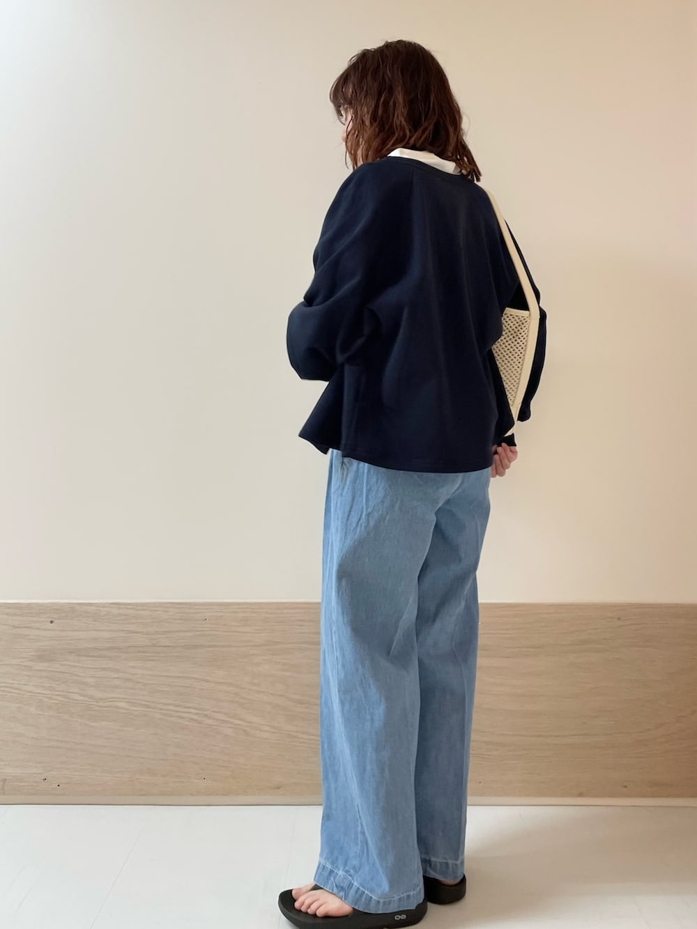 「URBAN RESEARCH DOORS、URBAN RESEARCH DOORS WOMENS、アーバンリサーチドアーズ、カーディガン、Tシャツ、デニム、イージーパンツ、カジュアルコーデ、大人カジュアル、春夏コーデ、お出かけコーデ、休日スタイル、シンプルコーデ、低身長、骨格ストレート」｜「FORK&SPOONのFORK&SPOON　綿麻デニムパンツ（デニムパンツ、ブルー系）」を使った、ホンダ マユさん（レディース・152cm）の春コーディネートの4枚目の写真